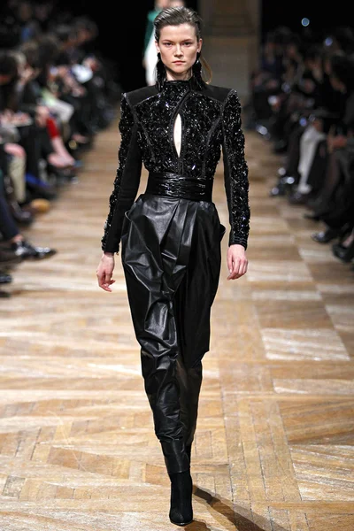 Look 16